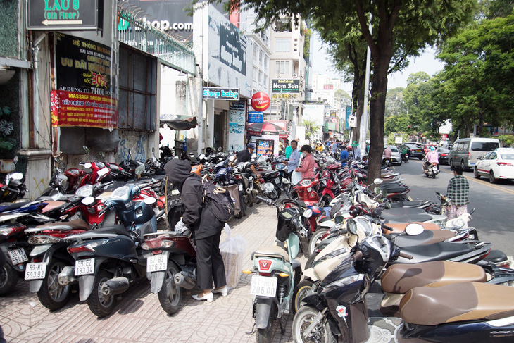 Xe gắn máy để tràn lan vỉa hè trên đường Nguyễn Thị Minh Khai (TP.HCM) vào chiều 13-2 - Ảnh: NGUYÊN KHANG