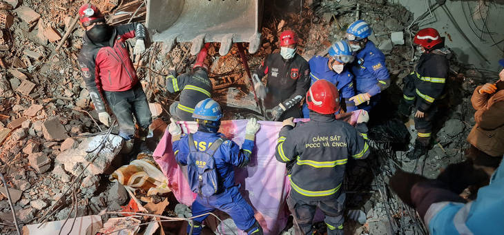 Đội cứu hộ Việt Nam tìm được 4 thi thể nạn nhân động đất ở vị trí mới - Ảnh 1.