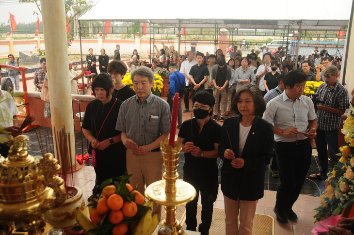 37 người Hàn Quốc cúi đầu xin lỗi tại lễ tưởng niệm vụ thảm sát Hà My - Ảnh 4.