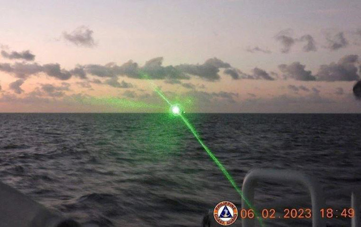 Philippines gửi công hàm phản đối vụ hải cảnh Trung Quốc chiếu laser vào thủy thủ - Ảnh 1.