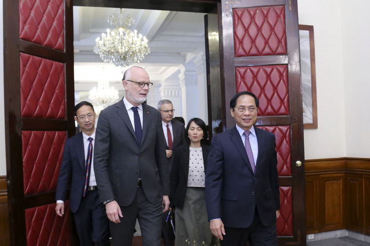 Cựu Thủ tướng Pháp dẫn đoàn doanh nghiệp thăm Việt Nam - Ảnh 1.