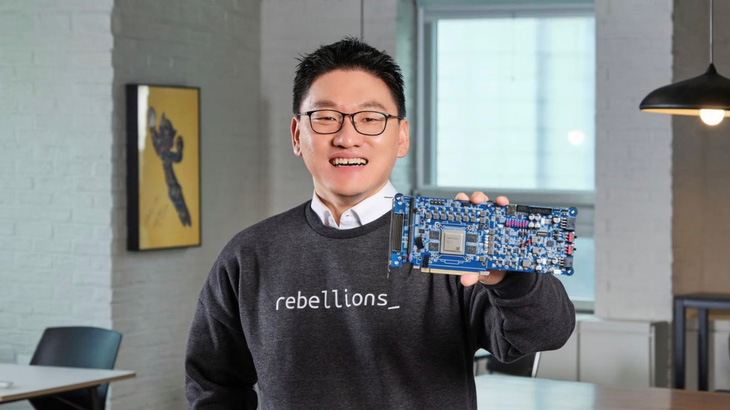 Giám đốc điều hành Rebellions, Park Sunghyun và loại chip ATOM.Ảnh: reuters.com