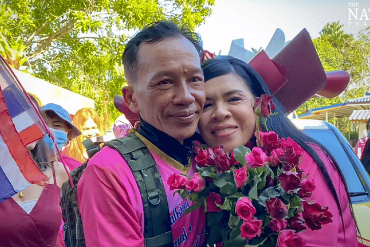 Đi bộ 1.200km để cầu hôn, ông chú Thái Lan cưới được người trong mộng đúng Valentine - Ảnh 1.