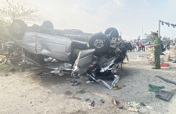 Chiếc xe khách bẹp dúm sau tai nạn - Ảnh: L.TRUNG
