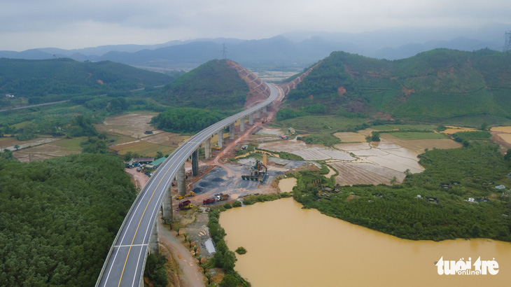 Thủ tướng chỉ đạo không đầu tư đường cao tốc 2 làn xe - Ảnh 1.