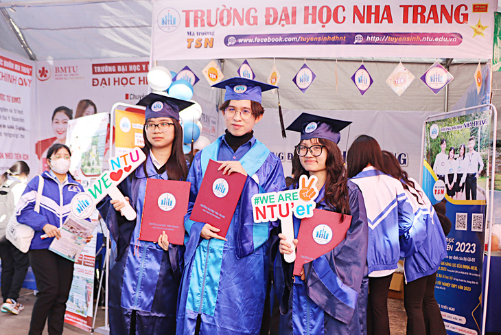 Học sinh trong trang phục cử nhân tốt nghiệp trước gian tư vấn của Trường ĐH Nha Trang tại buổi tư vấn tuyển sinh - hướng nghiệp ở tỉnh Gia Lai vào ngày 12-2 - Ảnh: TRỌNG NHÂN