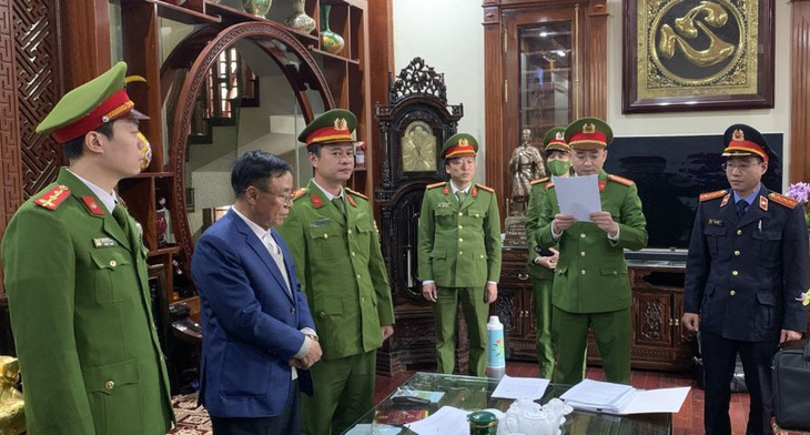 Nguyên phó chủ tịch UBND tỉnh Hà Nam Trương Minh Hiến nghe đọc quyết định khởi tố bị can, lệnh bắt bị can để tạm giam - Ảnh: Fanpage Chính phủ
