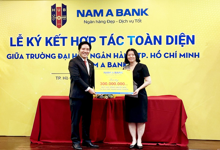 Nam A Bank trao tặng ĐH Ngân hàng TP.HCM Quỹ bổng 300 triệu đồng - Ảnh: Nam A Bank