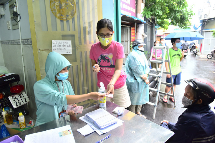 TP.HCM còn 3 địa phương chưa hoàn thành chi hỗ trợ dịch COVID-19 đợt 3 - Ảnh 1.