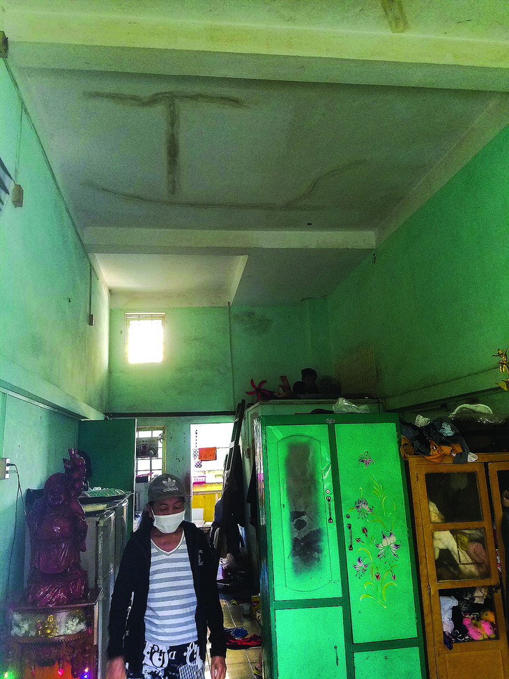Căn nhà của bà Hà Thị Lý, vách ngăn phòng là chiếc tủ sắt hỏng, trên nóc nhà vệ sinh là chỗ ngủ cho con trai bà. Ảnh: Nguyễn Đắc Thành
