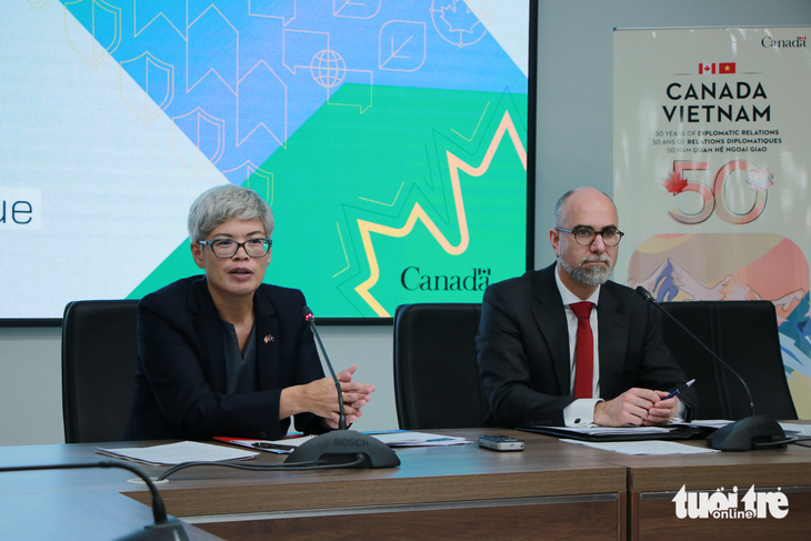 Đại sứ Canada tại Việt Nam Shawn Steil (phải) và Đại biện Phái bộ Canada tại ASEAN Vicky Singmin trong cuộc gặp báo chí ngày 16-2 - Ảnh: DUY LINH