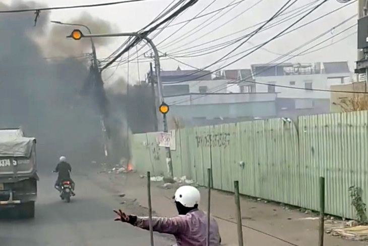 Đốt rác cháy dây hạ thế, 260 nhà ở Biên Hòa mất điện - Ảnh 1.