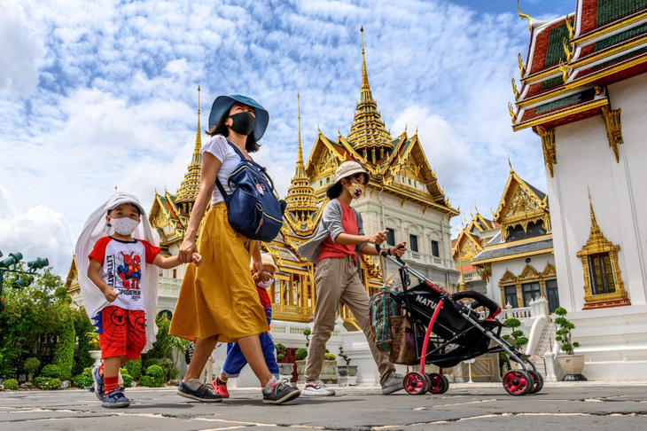 Khách du lịch tham quan Cung điện Hoàng gia ở Bangkok, Thái Lan.Ảnh tư liệu: afp.com