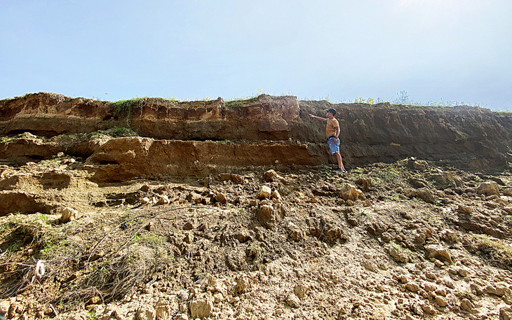 Ruộng đồng của người dân ven sông Vu Gia biến mất theo từng năm cùng với việc khai thác cát - Ảnh: T.B.D.