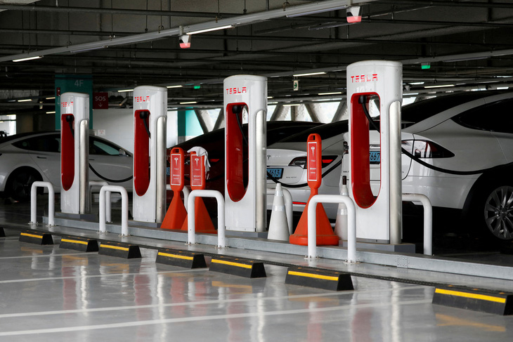 Tesla cho xe hãng khác cùng xài trạm sạc siêu nhanh - Ảnh 1.