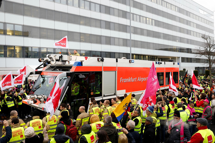 Công nhân tại sân bay Frankfurt, Đức, đình công theo lời kêu gọi của công đoàn Verdi ngày 17-2 - Ảnh: REUTERS