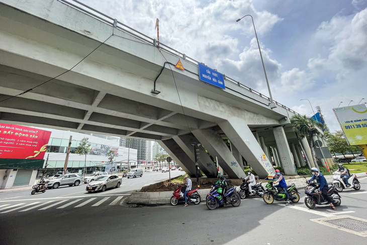 Từ ngày 29-9-2022, cơ quan chức năng cấm tất cả xe đi qua cầu vượt Nguyễn Hữu Cảnh để sửa chữa - Ảnh: CHÂU TUẤN