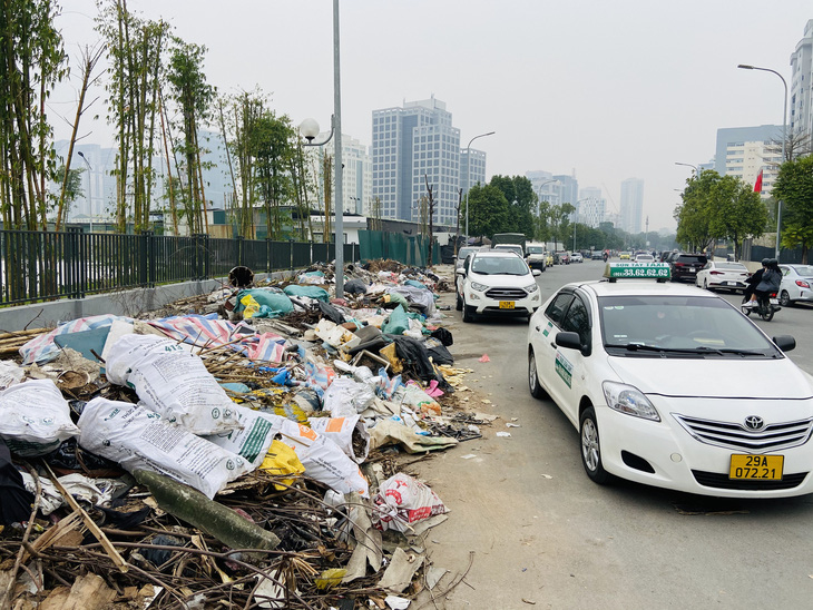 Hơn 40.000 tấn rác thải ùn ứ ở ngoại thành Hà Nội - Ảnh 1.