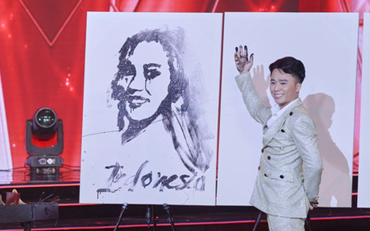 Độc lạ Miss Charm 2023: Công bố top 3 bằng màn vẽ tranh kim tuyến tại sân khấu