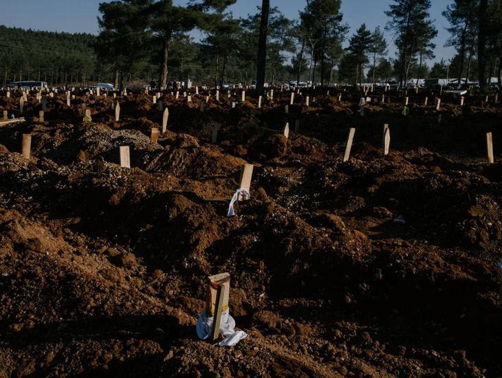 Hơn 41.000 người chết trong động đất: Chôn cất lặng lẽ, vội vàng - Ảnh 4.