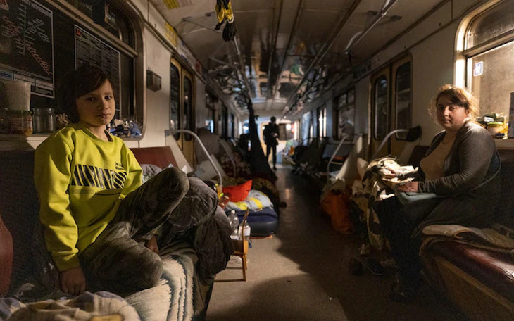 Cụ ông người Nhật không ngại sống dưới nhà ga, giúp cư dân Ukraine cầm cự mỗi ngày