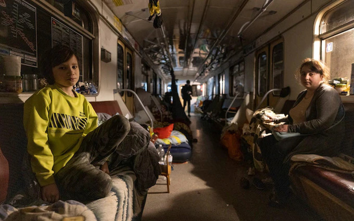 Cụ ông người Nhật không ngại sống dưới nhà ga, giúp cư dân Ukraine cầm cự mỗi ngày - Ảnh 2.
