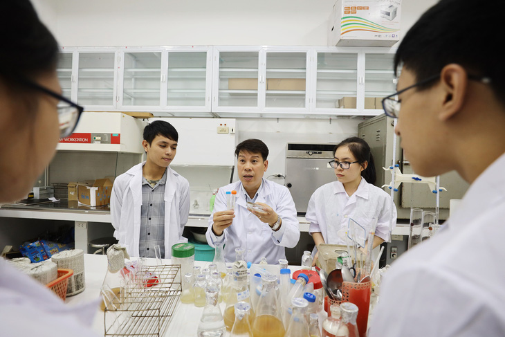 Giảng viên Nguyễn Quang Huy, chủ nhiệm khoa sinh học Trường ĐH Khoa học tự nhiên (Đại học Quốc gia Hà Nội), hướng dẫn sinh viên trong phòng thí nghiệm - Ảnh: Nguyễn Khánh