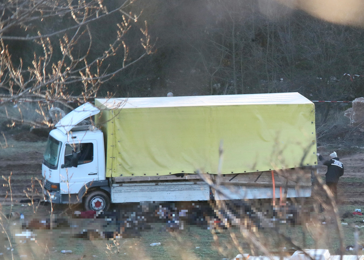 Bulgaria phát hiện xe tải có 18 thi thể trong thùng xe - Ảnh 1.