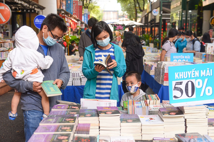 TP.HCM được đánh giá là điểm sáng cho sự phát triển văn hóa đọc của Việt Nam. Trong ảnh: độc giả chọn mua sách tại Đường sách TP.HCM - Ảnh: QUANG ĐỊNH