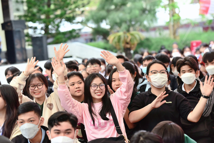 Học sinh Phú Yên hào hứng tham dự chương trình tư vấn tuyển sinh - hướng nghiệp sáng nay - Ảnh: DUYÊN PHAN