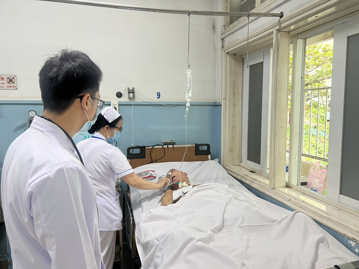 Cụ ông bị tai nạn trên đường Lê Văn Duyệt, nằm bệnh viện suốt 3 tháng không tìm được gia đình - Ảnh 1.