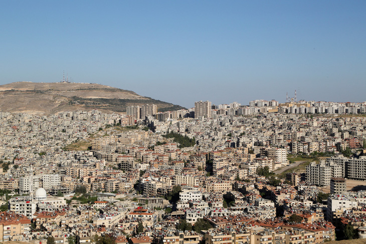 Israel không kích khu đông dân ở thủ đô Syria - Ảnh 1.