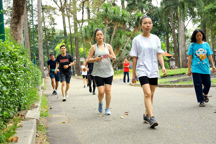 Người dân đi bộ ở công viên Tao Đàn, quận 1, TP.HCM - Ảnh: PHƯƠNG QUYÊN