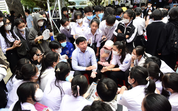 Giải đáp nhiều băn khoăn ngành nghề cho học sinh, phụ huynh