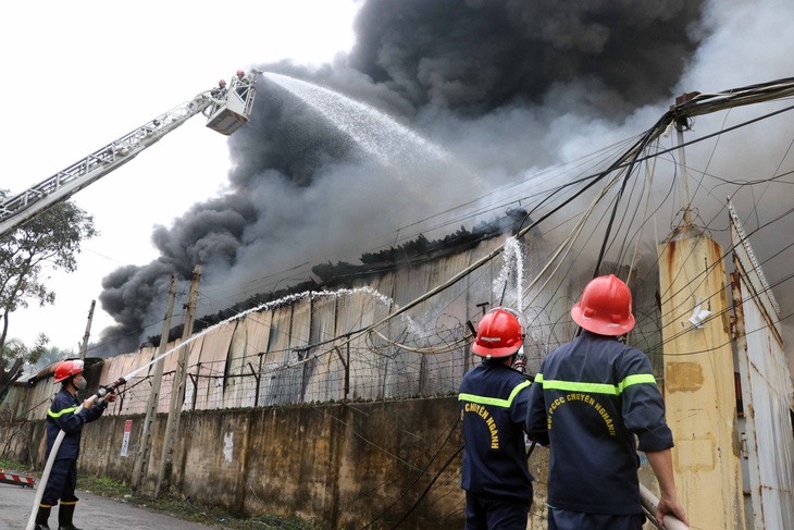 Xưởng giày da cháy, Hải Phòng mất điện nhiều quận - Ảnh 2.