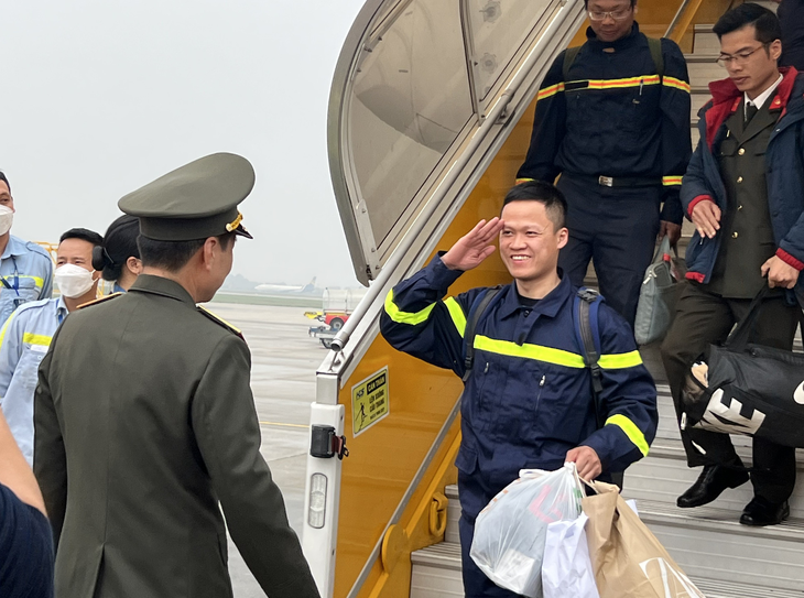 Đoàn 24 cảnh sát Việt Nam đã về đến Hà Nội sau 9 ngày cứu hộ ở Thổ Nhĩ Kỳ - Ảnh 2.