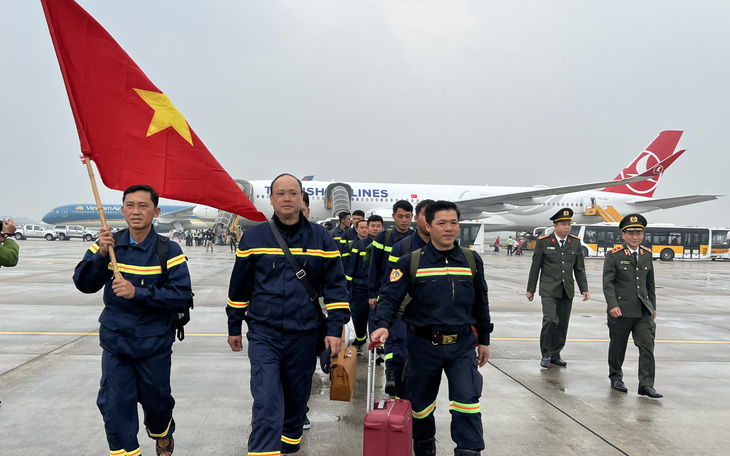 Đoàn 24 cảnh sát Việt Nam đã về đến Hà Nội sau 9 ngày cứu hộ ở Thổ Nhĩ Kỳ