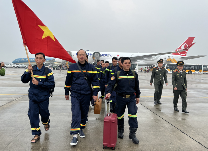 Đoàn 24 cảnh sát Việt Nam đã về đến Hà Nội sau 9 ngày cứu hộ ở Thổ Nhĩ Kỳ - Ảnh 1.