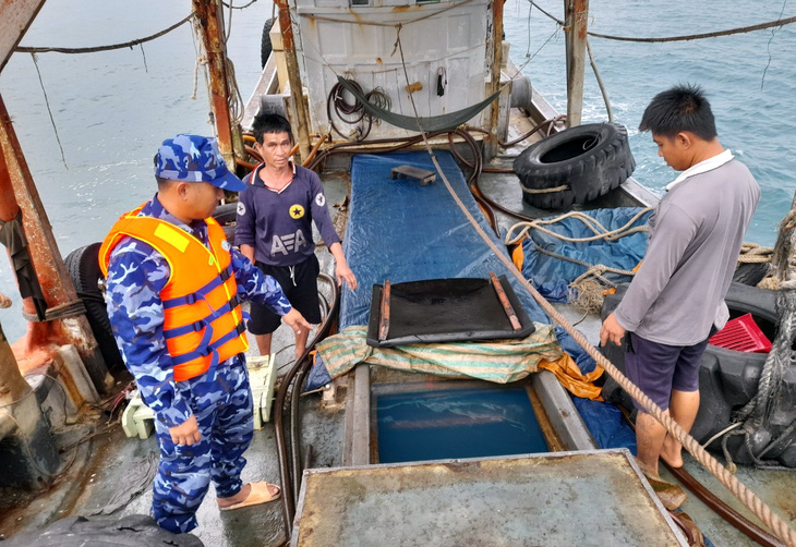 Cảnh sát biển bắt nhiều tàu cá chở dầu không giấy tờ - Ảnh 1.