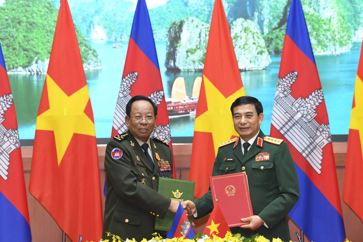 Đại tướng Phan Văn Giang đón Bộ trưởng Bộ Quốc phòng Campuchia Tea Banh - Ảnh 1.