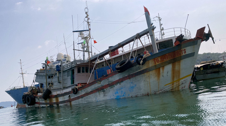 Cảnh sát biển bắt nhiều tàu cá chở dầu không giấy tờ - Ảnh 2.