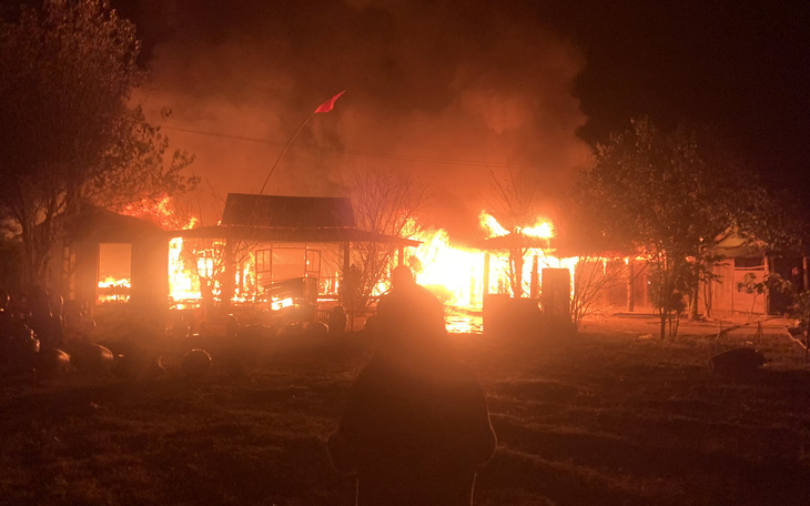 Đốt lửa sưởi ấm, 5 nhà dân ở Quảng Nam bị thiêu rụi