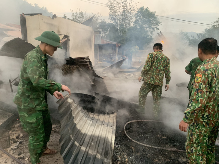 Đốt lửa sưởi ấm, 5 nhà dân ở Quảng Nam bị thiêu rụi - Ảnh 2.