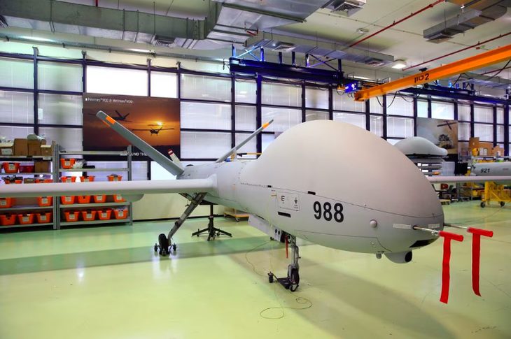 Israel ra mắt siêu vũ khí: Drone chiến đấu mang cả tấn đạn dược - Ảnh 1.