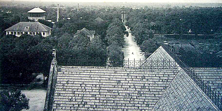 Con đường rợp xanh nhìn từ Nhà thờ Đức Bà thời Pháp với hồ Con Rùa lúc ấy còn là tháp nước - Ảnh tư liệu