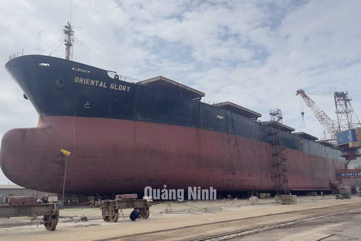 8 người bị thương sau tiếng nổ lớn ở công ty sửa chữa tàu biển - Ảnh 1. 8 người bị thương sau tiếng nổ lớn ở công ty sửa chữa tàu biển - Ảnh 1.