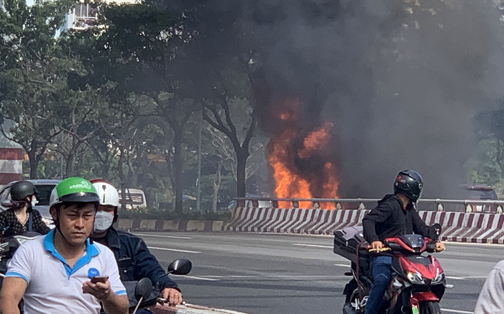 Đốt rác, lửa cháy cao lan qua cáp điện đường Phạm Văn Đồng