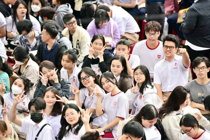Học sinh TP Nha Trang, Khánh Hòa hào hứng tham dự Chương trình tư vấn tuyển sinh - hướng nghiệp tạiTrường ĐH Khánh Hòa sáng 19-2 - Ảnh: DUYÊN PHAN