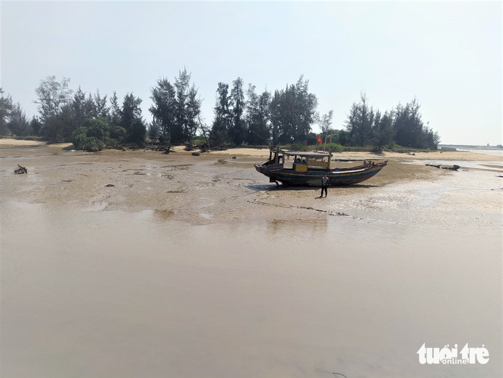 Khu vực cảng cá ở Hà Tĩnh bị bồi lấp nên tàu thuyền vào cảng bị mắc cạn - Ảnh: LÊ MINH
