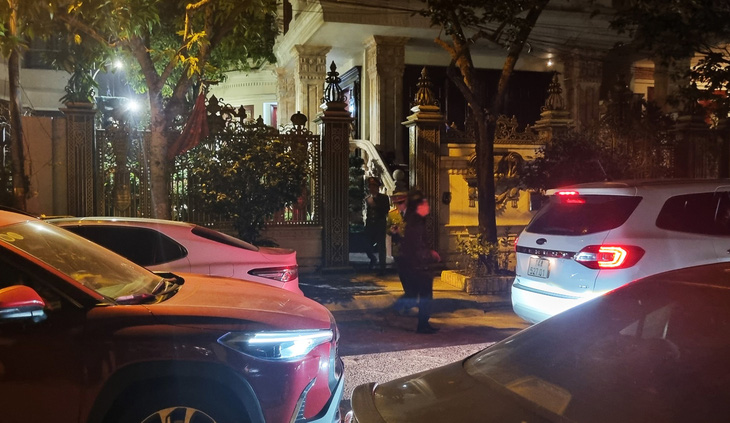 Các điều tra viên có mặt tại nhà riêng của tướng Đỗ Hữu Ca - cựu giám đốc Công an TP Hải Phòng trong tối 18-2 - Ảnh: N. HOÀN